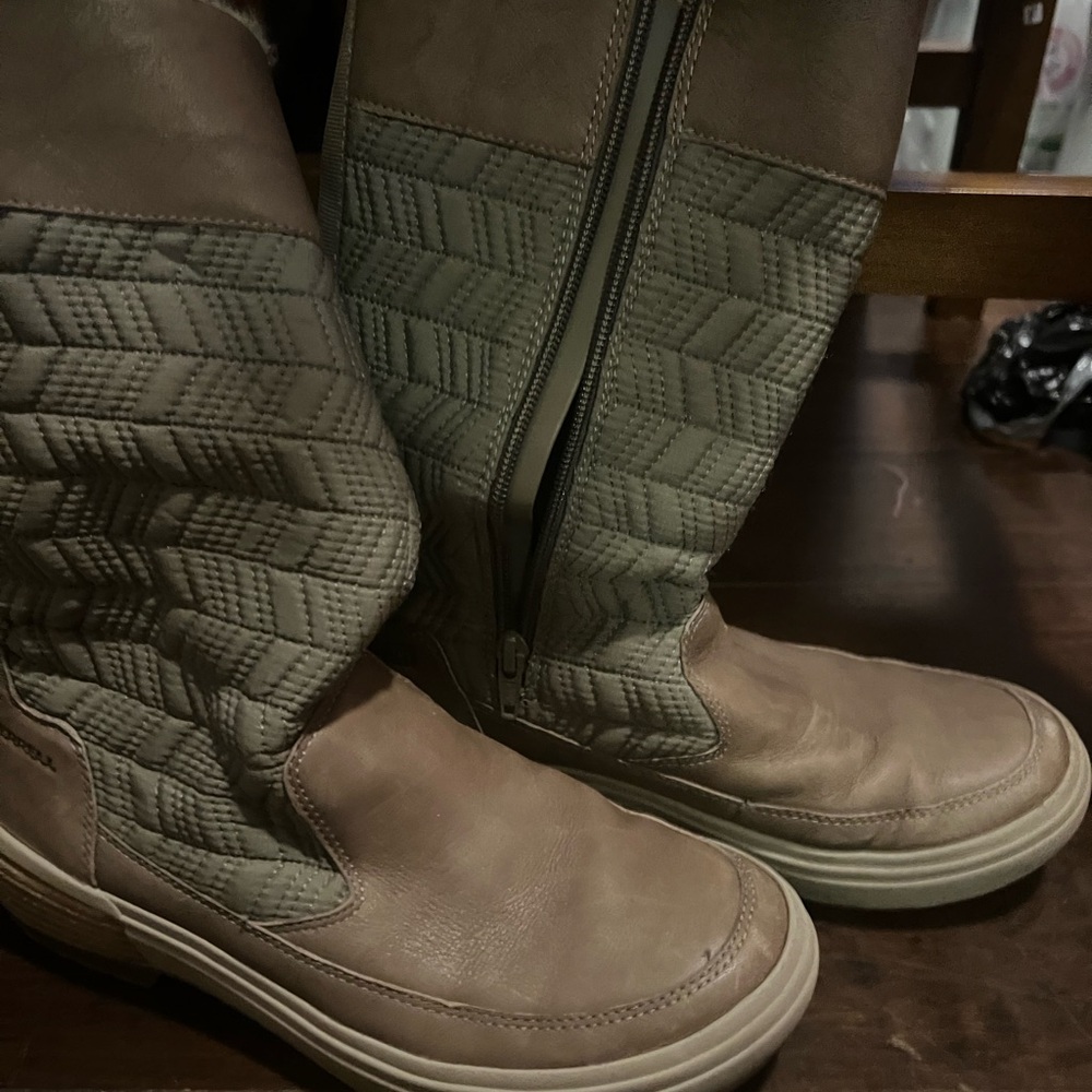 Merrell size 8 Brown and Tan Quilted Boots